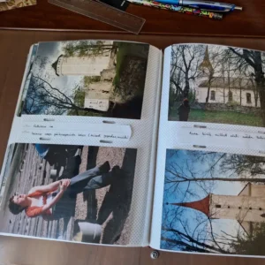Korrastatud paberfotosid albumis on pere ja sõpradega mõnus vaadata. Pealkirjad on siin olulised: võib-olla täna mäletad neid külastatud kohti, aga aastate pärast mõtled: mis kirik või kindlus see siis nüüd oligi?