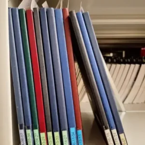 Kaustad kapis näevadki välja täpselt nagu meie logo See hetk, kui Katrin vaatas riiulis olevaid kaustu ja ütles: Krista, tee pilti, need on täpselt nagu meie logo! Ongi!
